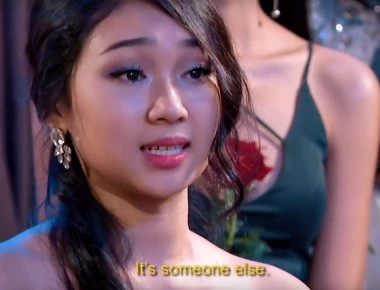 Bachelor: Διαγωνιζόμενη έκανε ερωτική εξομολόγηση σε συμπαίχτρια της (βίντεο)